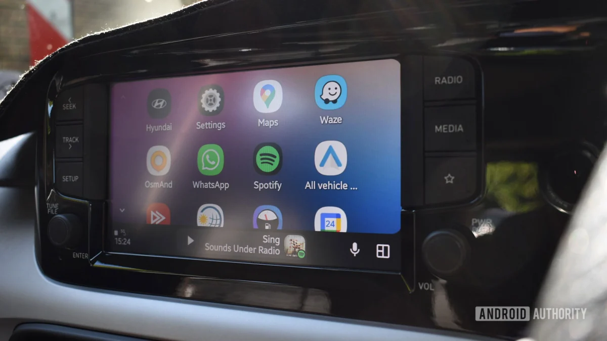 Android Auto Users Report Spontaneous Reversion from Gemini AI to Google Assistant Amidst Rollout Concerns