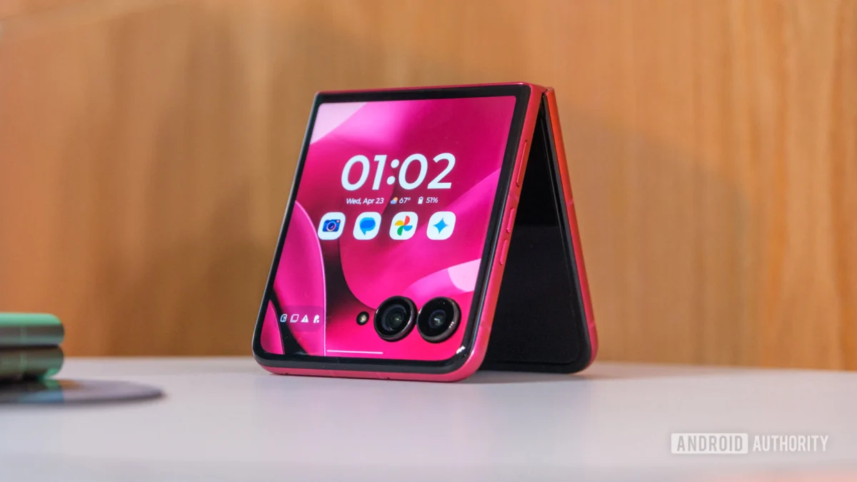 Motorola Razr Plus 2025 Sees Steep Discount on Hot Pink Variant, Dropping to $379.99