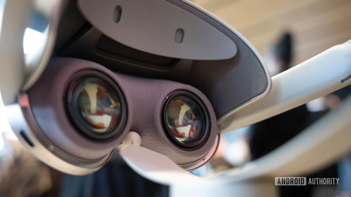 Samsung Galaxy XR Headset Grapples with Critical Software Glitches Following April Update