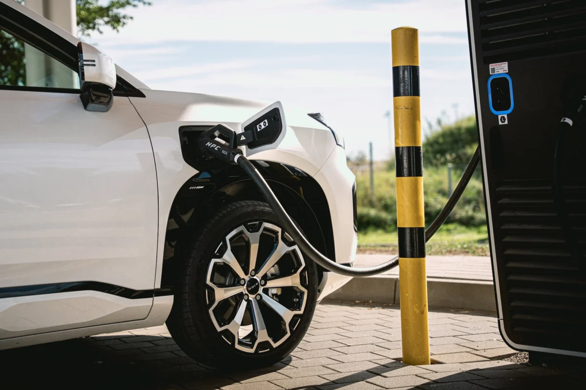 Navigating the Latest in Electric Mobility: Angell’s Financial Stalemate, UK’s Kilometer Tax for EVs, and Renault’s Twingo E-Tech Diagnosis