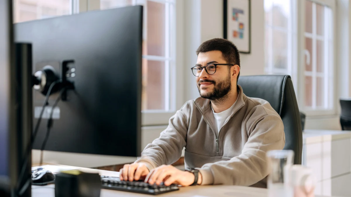 How far away should you sit from your computer monitor or laptop?