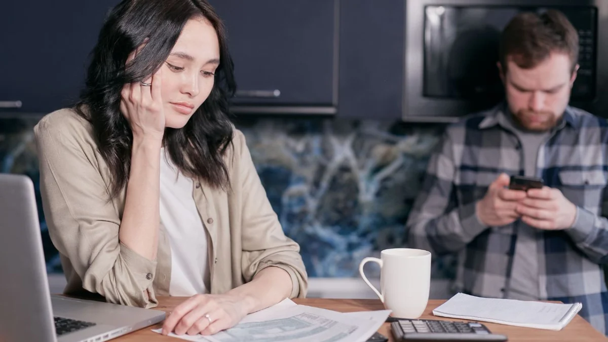Remote-Working Husband’s Refusal to Contribute to Household Chores Sparks Online Debate on Domestic Imbalance and Marital Expectations