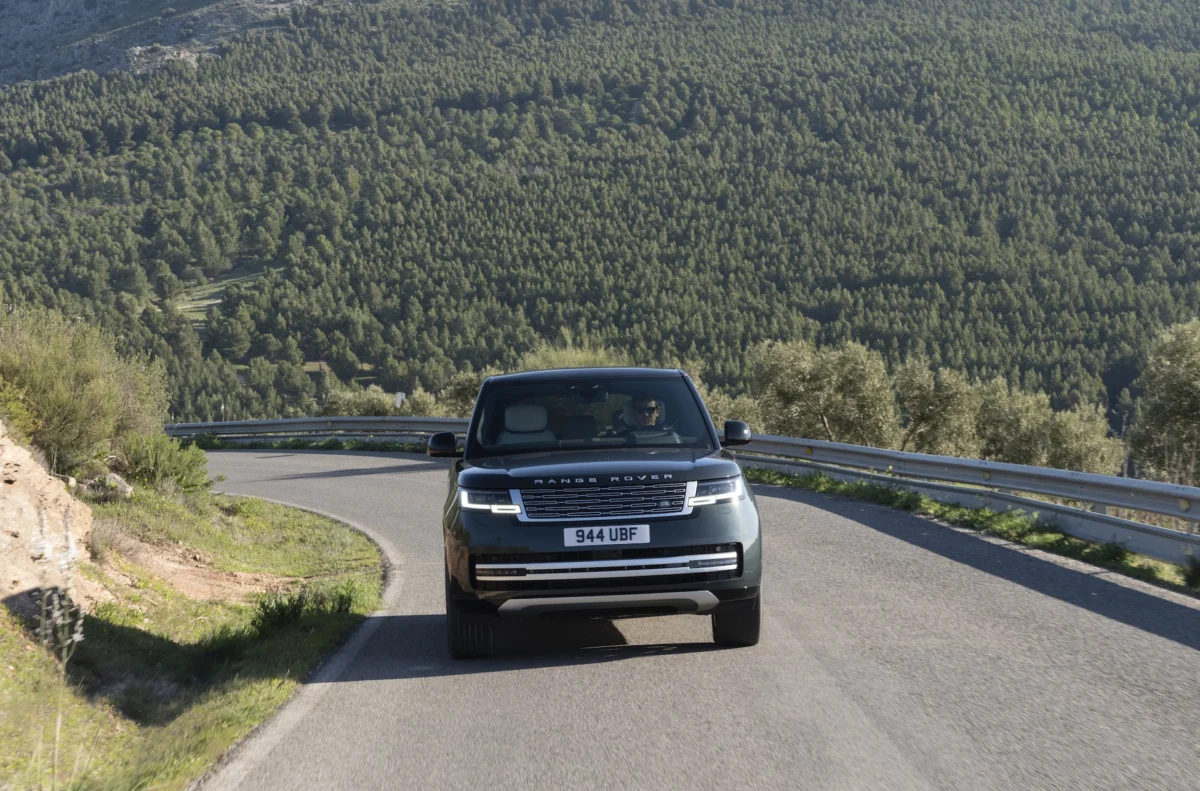 The Range Rover Electric Debuts: An Iconic Design Hides a Silent Revolution