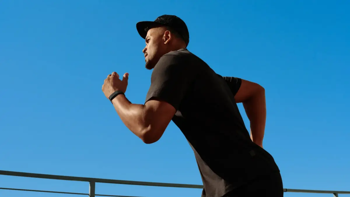 The Battle for Your Wrist: Whoop MG vs. Fitbit Air Reshapes the Screenless Tracker Market