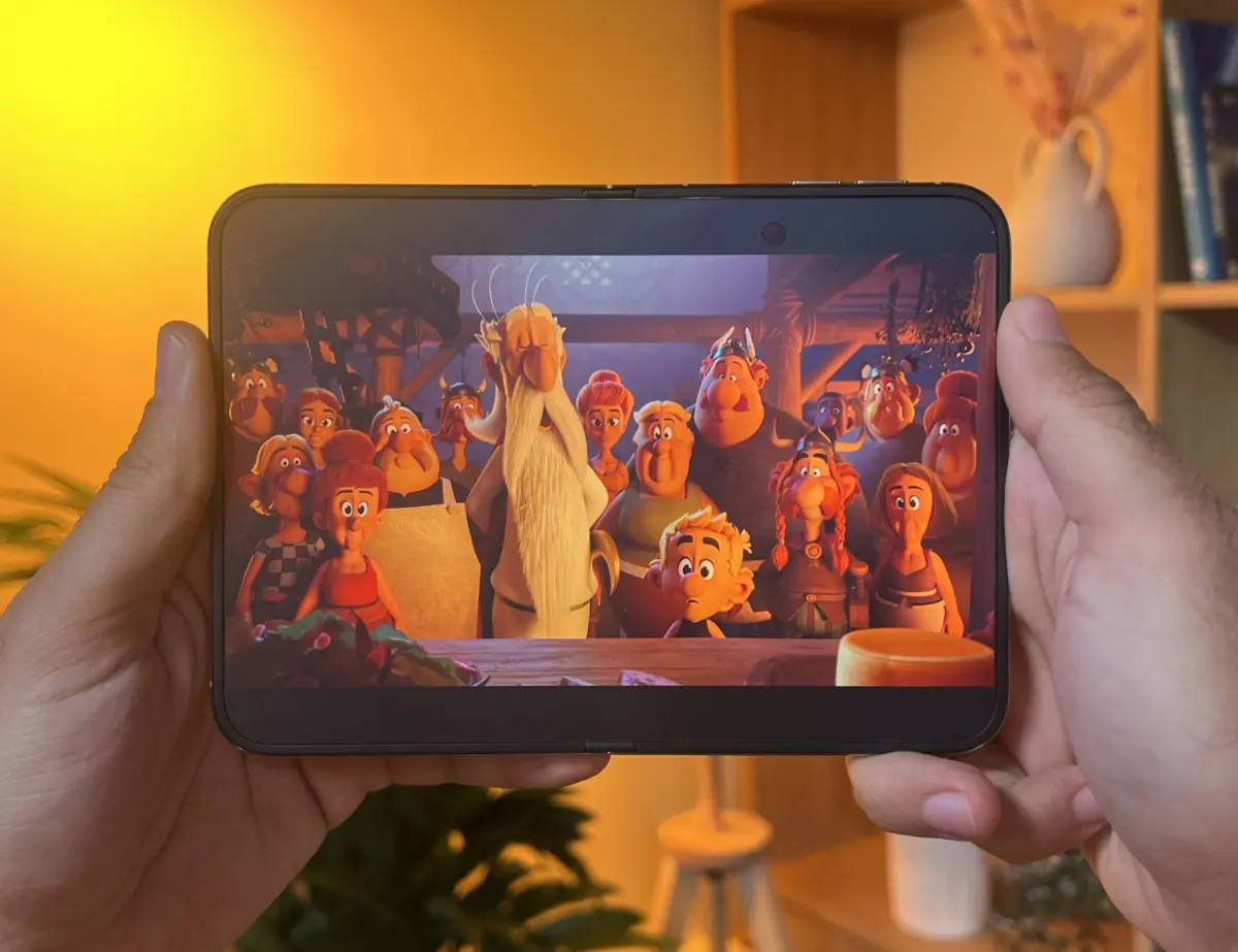 The iPhone Duo’s Foldable Display Demands App Rethink, With Netflix Leading the Charge in User Experience Adaptation