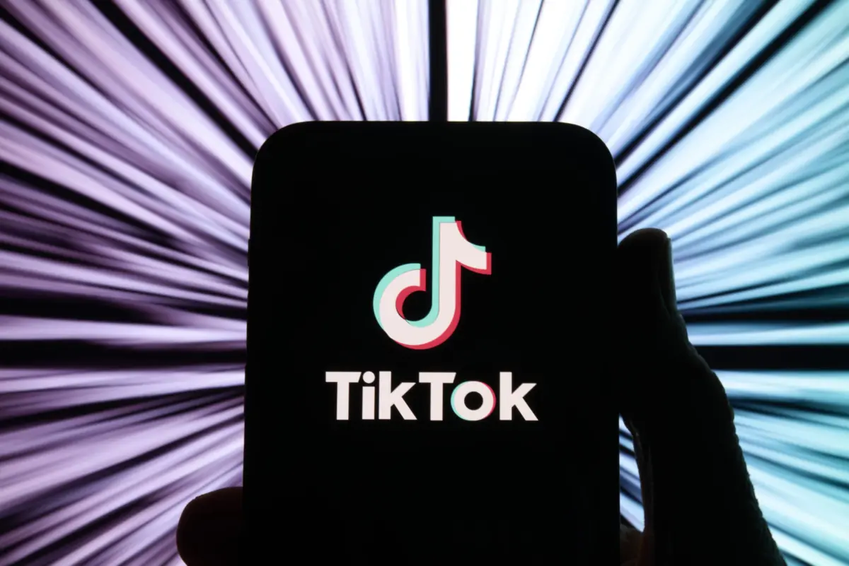 TikTok Unleashes AI Shopping Assistant and Direct In-App Checkout, Revolutionizing Social Commerce and Deepening E-commerce Integration